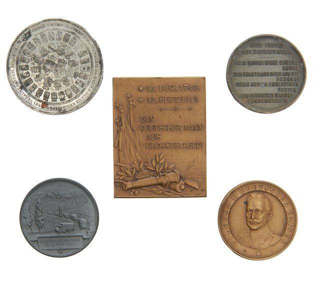 77 + 78 Lot de cinq médailles de table patriotiques allemandes. Bon état.