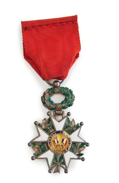 88 + 89 France Ordre de la Légion d'honneur. Étoile de Chevalier, IIIè République. Argent, émail (reste), ruban, écrin. ME. Poids brut