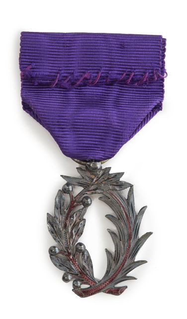 88 + 89 France Ordre de la Légion d'honneur. Étoile de Chevalier, IIIè République. Argent, émail (reste), ruban, écrin. ME. Poids brut