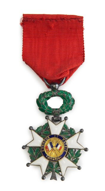 91 + 92 + 93 France Ordre de la Légion d'honneur. Deux étoiles de Chevalier, IIIè République. Argent, émail (reste), ruban. ME. Poids b