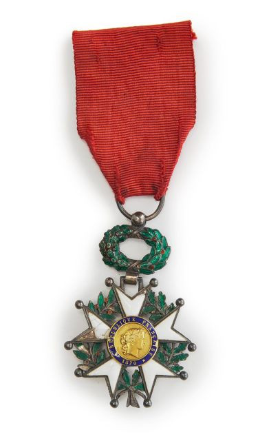 91 + 92 + 93 France Ordre de la Légion d'honneur. Deux étoiles de Chevalier, IIIè République. Argent, émail (reste), ruban. ME. Poids b