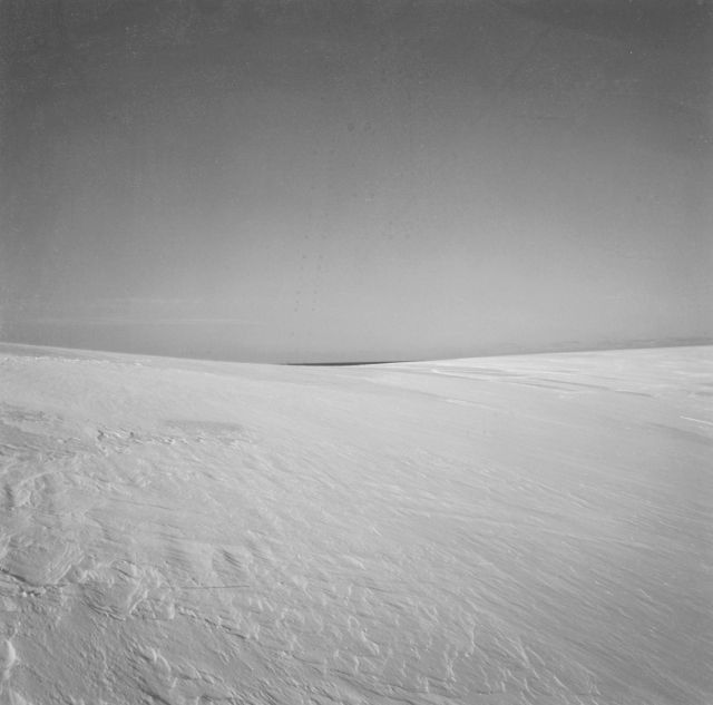 Harry CALLAHAN (1912-1999) CAPE COD – 1972 Tirage argentique vers 1980, monté sur carton