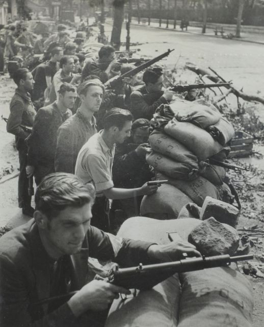 Robert DOISNEAU (1912-1994) LES BARRICADES, BOULVARDS SAINT MICHEL ET SAINT GERMAIN – AOÛT 1944 Tirage argentique d'époque