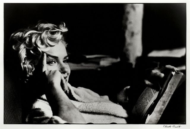 Elliott ERWITT (Né en 1928) MARILYN MONROE READING A BOOK, NEW YORK – 1956 Tirage argentique