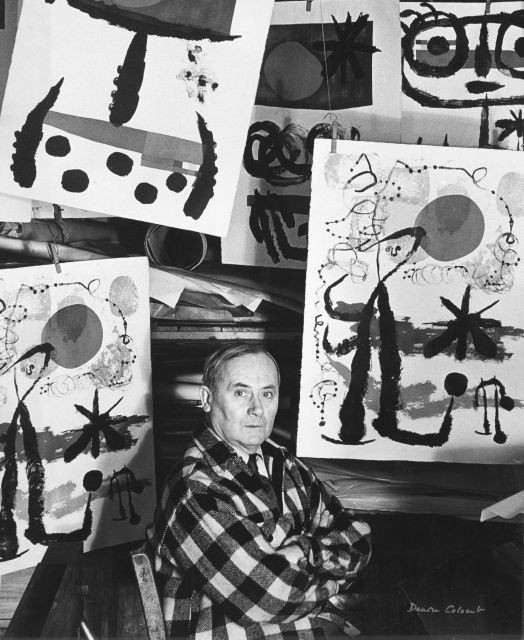 Denise COLOMB (1902-2004) JOAN MIRO DANS SON ATELIER, ENTOURE DE SES GRAVURES – 1954 Grand tirage argentique d’exposition