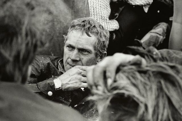 François GRAGNON (Né en 1931) STEVE MCQUEEN, CHAMPION DU MONDE D’ENDURO, ERFURT – 1964 Tirage argentique baryté