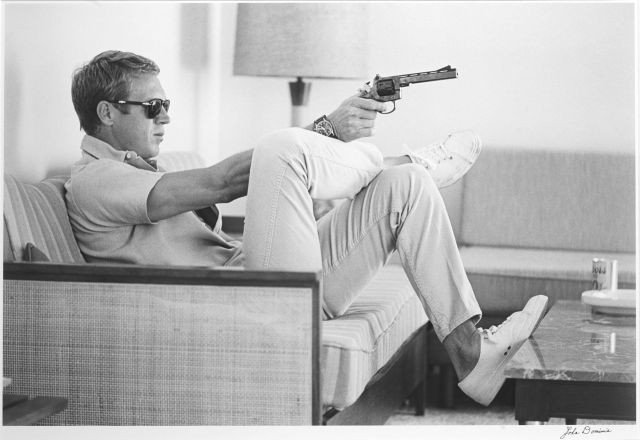 John DOMINIS (1921-2013) STEVE McQUEEN & HIS GUN, PALM SPRINGS – 1963 Tirage argentique Signé en bas à droite de l’image 65 x 100 cm Co