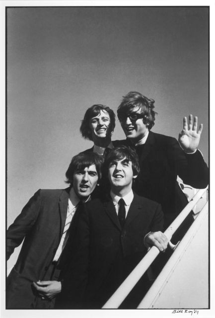 Bill RAY (Né en 1936) THE BEATLES AT J.F.K. AIRPORT, NEW YORK CITY – 1964 Tirage argentique