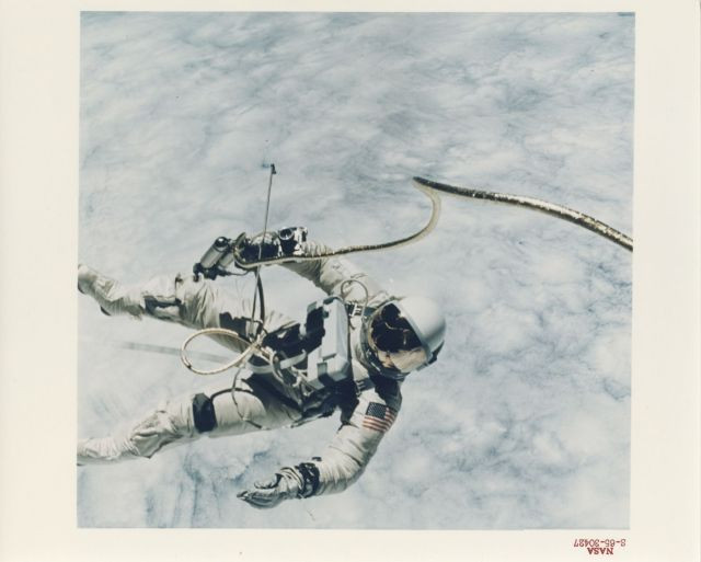 NASA / James MCDIVITT (Né en 1929) MISSION GEMINI 4: PREMIERE SORTIE D'UN AMERICAIN DANS L'ESPACE: RACCORDE PAR UNE LONGE OMBILICALE...