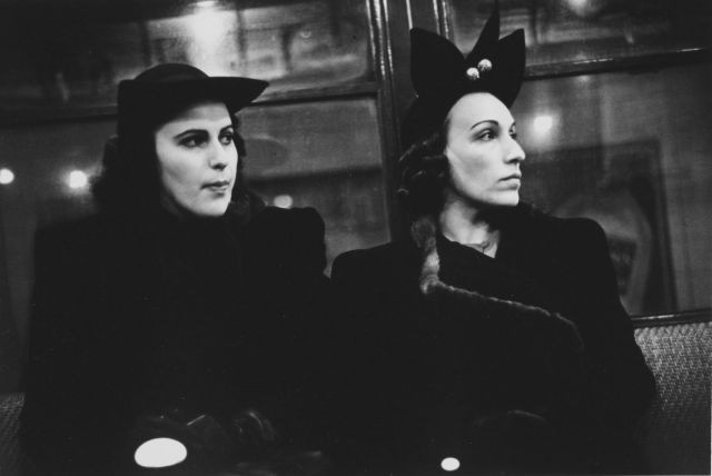 Walker EVANS (1903-1975) TWO WOMEN ON THE SUBWAY – 1938 - 1941 Tirage argentique réalisé en 1977