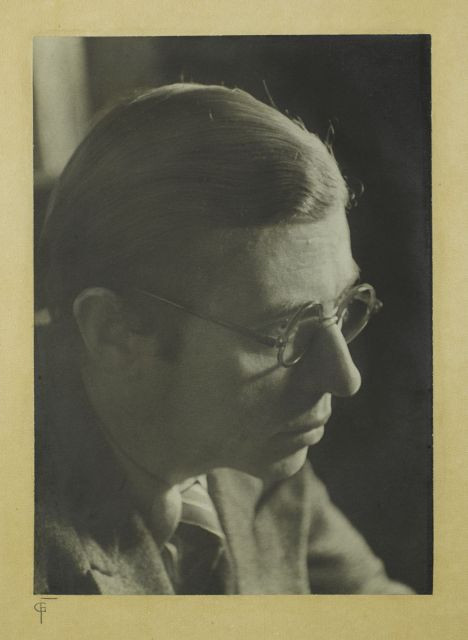 Gisèle FREUND (1908 - 2000) JEAN-PAUL SARTRE, PARIS – 1939 Tirage argentique d'époque monté sur carton