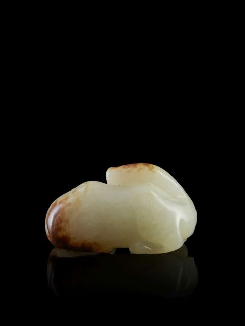 CHAMEAU EN JADE BLANC ET ROUILLE SCULPTÉ, CHINE