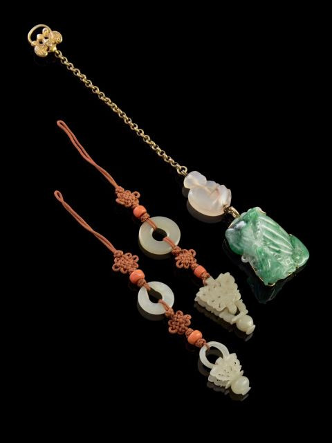 DEUX PENDENTIFS EN JADE CÉLADON ET UN PENDENTIF EN JADÉITE ET AGATE, CHINE