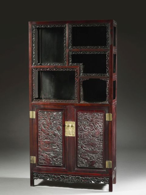 CABINET DE PRÉSENTATION EN BOIS SCULPTÉ, CHINE, PREMIÈRE MOITIÉ DU XXe SIÈCLE