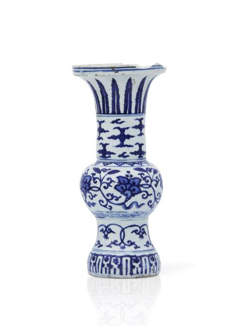 VASE EN PORCELAINE BLEU BLANC, GU, CHINE, DYNASTIE MING, MARQUE ET ÉPOQUE WANLI (1573 - 1620)