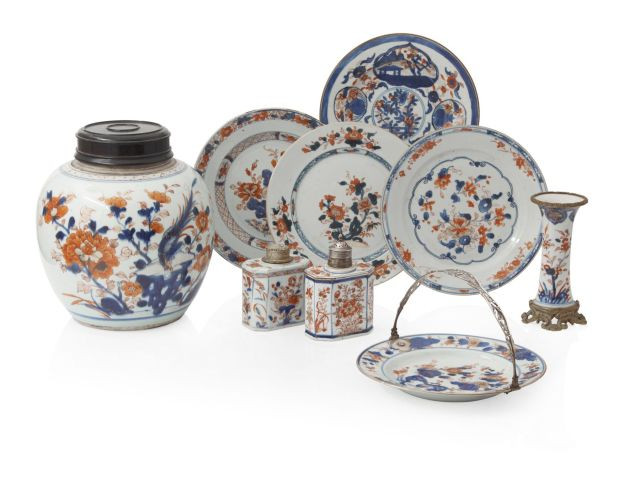 CINQ ASSIETTES, DEUX FLACONS, UN PETIT VASE ET UN POT À GINGEMBRE EN PORCELAINE IMARI CHINOIS, CHINE, DYNASTIE QING, XVIIIe SIÈCLE