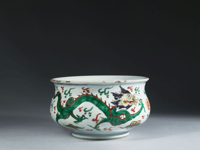 PETITE VASQUE EN PORCELAINE WUCAI, CHINE, ÉPOQUE TRANSITION, XVIIe SIÈCLE