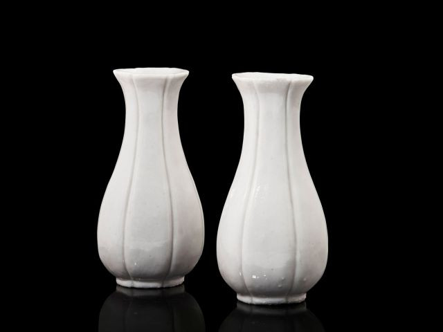 PAIRE DE PETITS VASES EN PORCELAINE BLANC DE CHINE, CHINE, DYNASTIE QING, ÉPOQUE KANGXI (1662 - 1722)