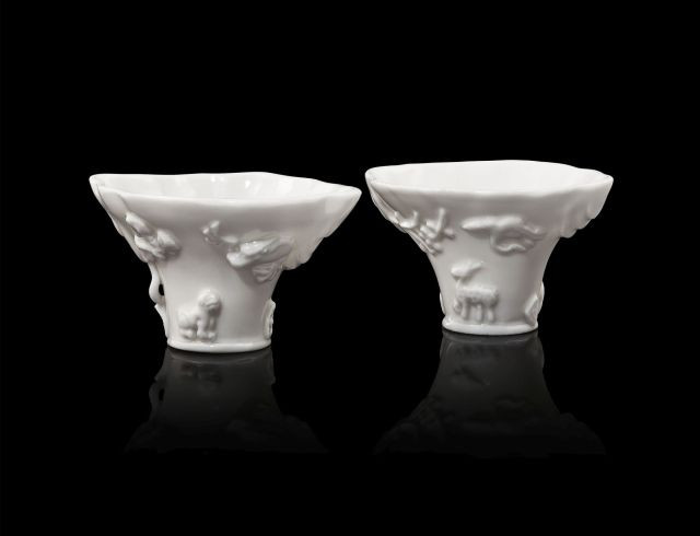 TROIS COUPES EN PORCELAINE BLANC DE CHINE ET UNE PETITE COUPE EN PORCELAINE POLYCHROME, CHINE, DYNASTIE QING, XVIIe SIÈCLE ET FIN DU...