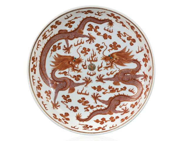 PLAT EN PORCELAINE ROUGE-DE-FER, CHINE, DYNASTIE QING, MARQUE ET ÉPOQUE GUANGXU (1875 - 1908)