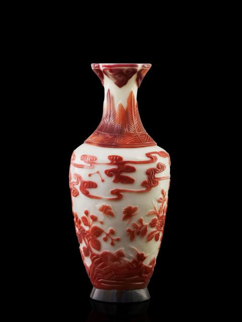 VASE EN VERRE DE PÉKIN, CHINE, DYNASTIE QING, MARQUE ET POSSIBLEMENT ÉPOQUE QIANLONG (1736 - 1795)