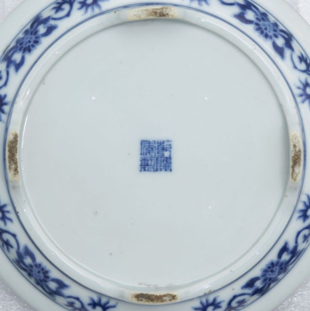 UN SUPPORT DE VERSEUSE JUE EN PORCELAINE BLEU BLANC, CHINE, MARQUE ET POSSIBLEMENT ÉPOQUE QIANLONG (1736 - 1795)