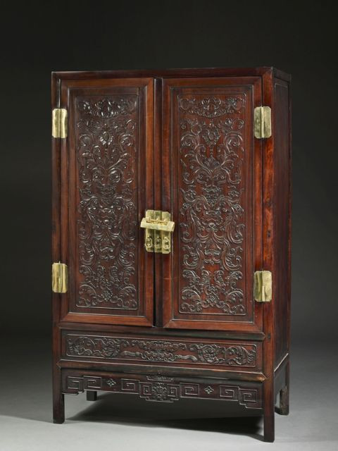 ARMOIRE EN BOIS SCULPTÉ, CHINE, DYNASTIE QING (1644 - 1912)