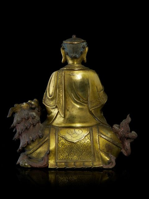 RARE STATUETTE D'AVALOKITESVARA ET QILIN EN BRONZE DORÉ, CHINE, DYNASTIE MING, DÉBUT DU XVIe SIÈCLE