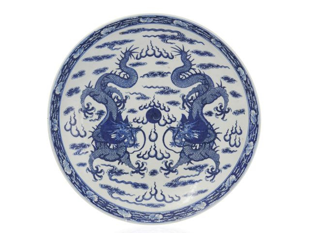 GRAND PLAT EN PORCELAINE BLEU BLANC, CHINE, DYNASTIE QING, ÉPOQUE GUANGXU (1875 - 1908)