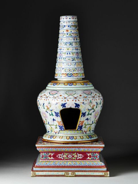 STUPA EN PORCELAINE FAMILLE ROSE, CHINE, DYNASTIE QING, ÉPOQUE QIANLONG (1736 - 1795) - JIAQING (1796 - 1820)