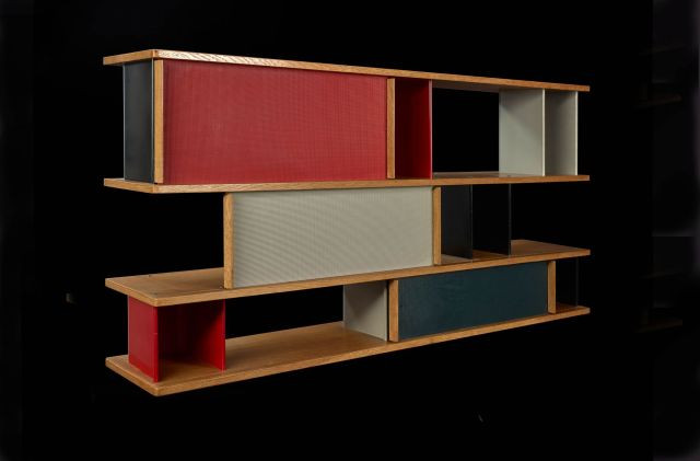 Charlotte PERRIAND (1903-1999) Bibliothèque suspendue - 1952 Plots en aluminium plié et laqué noir, blanc et rouge, étagères en bois...