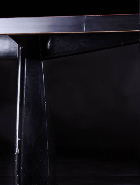 Jean PROUVE (1901 -1984) Unique table Trapèze dite "Table Centrale" - 1956 Piètement en tôle d'acier plié et laqué noir, plateau en...