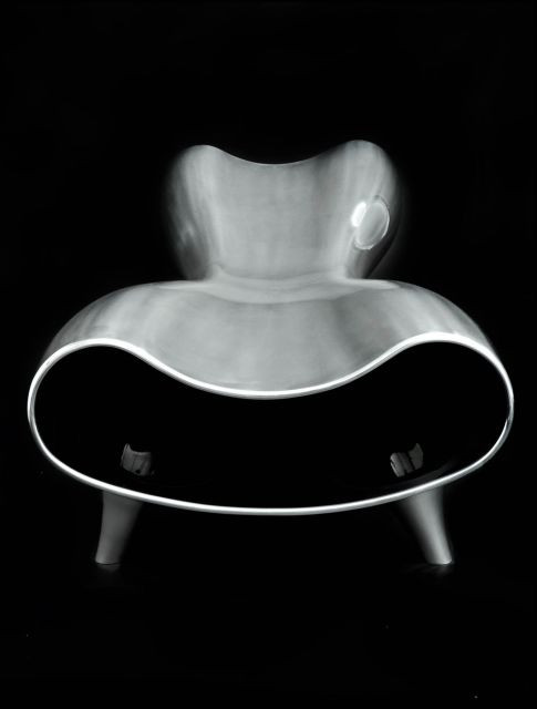 Marc NEWSON (Né en 1962) Orgone Stretch Lounge - 1993 Aluminium poli miroir et laqué noir