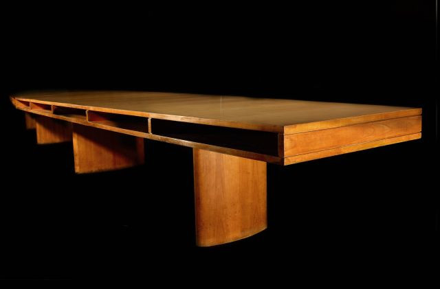 Charlotte PERRIAND (1903-1999) Importante table de conférence à double plateau - 1947 Double plateau en placage de bois, pieds oblon...