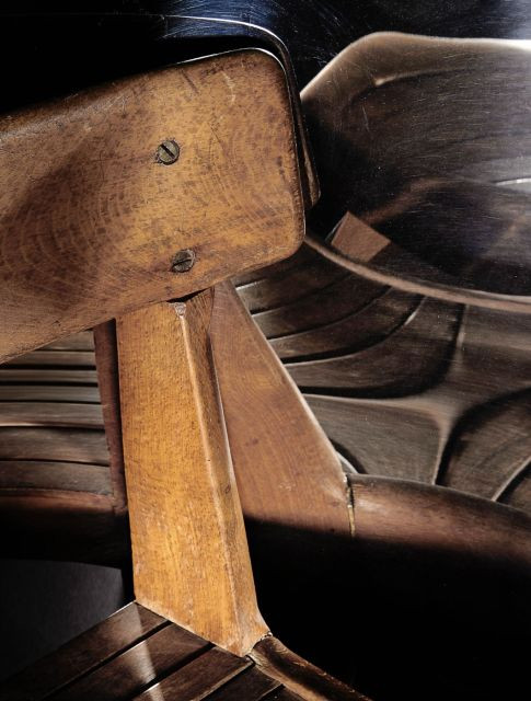 Ron ARAD (Né en 1951) Fauteuil "Second Hand Rose" de la série "Chair by its cover" - 1989 Acier patiné et poli-miroir, chaise en boi...