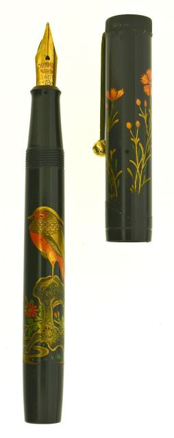 DUNHILL/NAMIKI Pie grièche et chrysanthèmes, stylo plume flat top des années 30, en ébonite noire et clip plaqué or. Décor maki-é re...