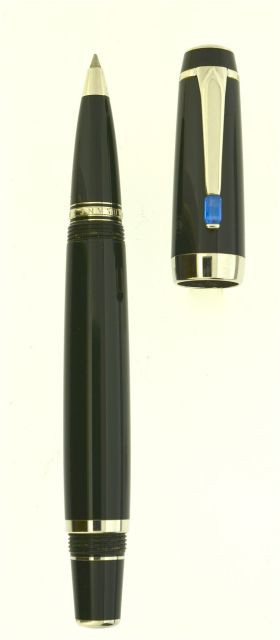 MONTBLANC	Stylo roller de la collection Bohème. Résine noire et attributs plaqués platine avec une pierre bleue sertie sur le clip....