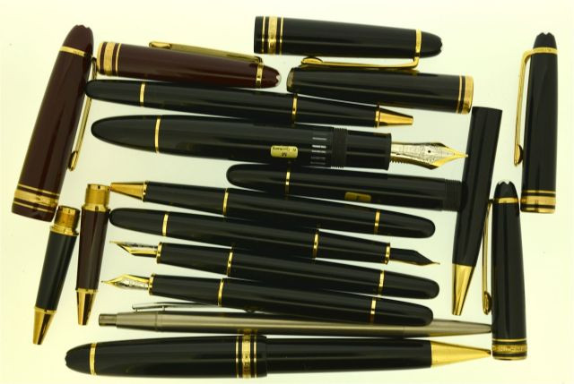 MONTBLANC	Lot de 18 pièces détachées : corps, capuchon, section, blocs plumes. En l'état.