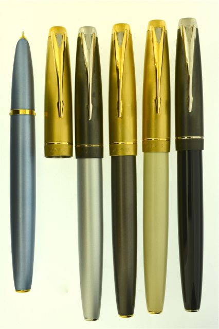 PARKER	100, lot de 5 stylos plumes de la collection 100. Plumes or 18 carats capotées moyenne, remplissage cartouche ou convertor. D...