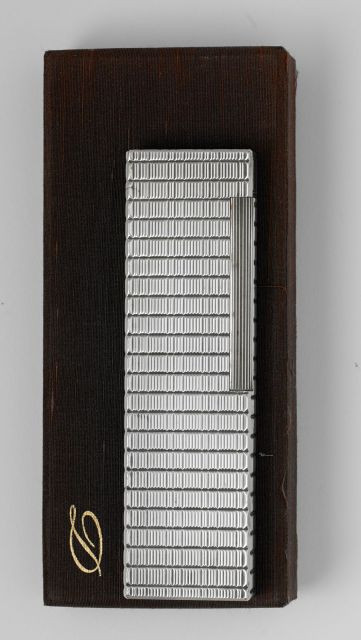 DUPONT, Briquet de table en métal argenté à décor ligné. Parfait état de fonctionnement, flamme cigare. Etat proche du neuf, avec bo...