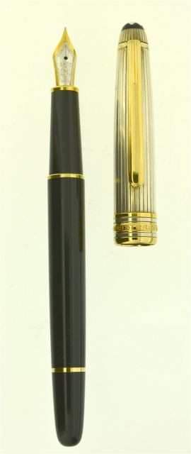 MONTBLANC	 144, stylo plume Meisterstück Solitaire Doué. Corps en résine noire et capuchon argent godron, attributs plaqués or. Plum...