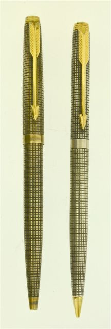 PARKER	Un bille 75 vermeil ciselé + un mine 75 argent ciselé. Micro-rayures et petits coups.