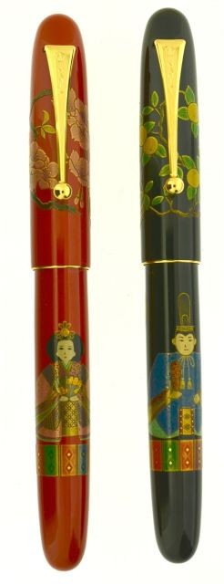 NAMIKI Set Hina Doll, parure de stylos plume sortis en 2014 à 70 exemplaires (n° 33). Réalisés sur une base de Yukari Royal. Pour cé...