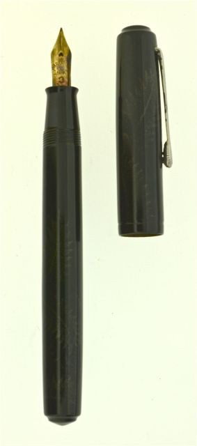 NAMIKI Fougères d'argent, stylo plume datant des années cinquante. En ébonite noire et laque urushi noire avec un décor de feuilles...