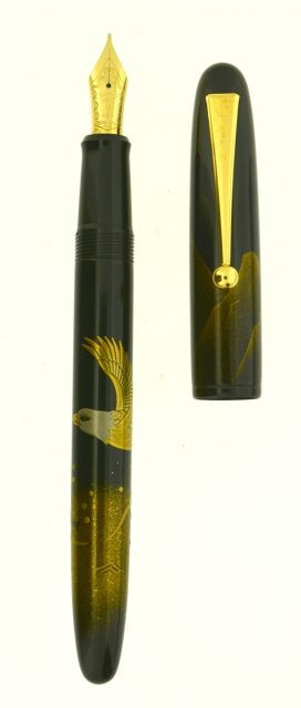NAMIKI Bald Eagle, stylo plume en série limitée à 700 pièces sortie en 2000. Laque urushi avec décor maki-é en togidashi. Le pygargu...