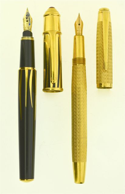 DIVERS 2 stylos plumes : un Cartier Mini Diabolo laque noire et plaqué or décor flamme, plume or 18 carats moyenne, micro-rayures +...