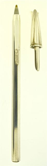 BIC Bic Argent, stylo bille de la célèbre marque française datant des années 70, corps hexagonal en argent lisse, capuchon et extrém...