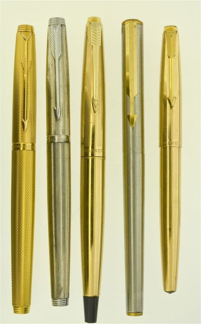 PARKER (5 pièces) : un plume 75 plaqué or grain d'orge, plume or 18 carats moyenne, section fendue + un plume 75 plaqué argent mille...