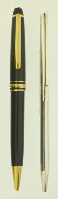 DUPONT / MONTBLANC,  2 stylos billes : un Dupont Classic plaqué palladium décor godron + un Montblanc Meisterstück 164, noir et attr...