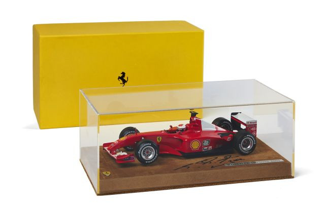FERRARI F2001 - dédicacée par Michael Schumacher  Maquette éditée par Ferrari à l'occasion du titre de champion du monde de 2001